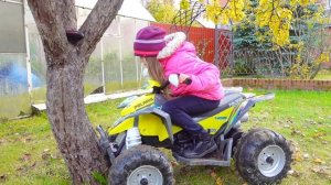 Малыш чинит квадроцикл. Дети катаются на машинках. Видео для детей