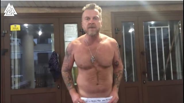 Антон Мухарский разделся догола под зданием Оболонского суда Киева. смотреть онлайн