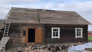 Разбираем старую крышу из шифера и дранки.  Ремонт старого дома (Часть 10, День 24-26).