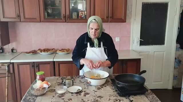 Бабушка приготовила гречку с котлетами смотреть онлайн