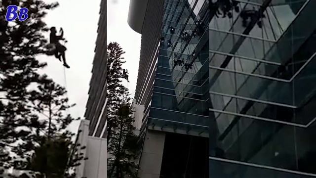 Когда НУЖНО Очень БЫСТРО ВЫМЫТЬ Окна на Всём Здании смотреть онлайн