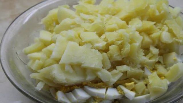Окрошка на сметане с вареной колбасой