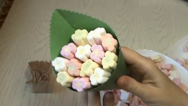 Букет из зефирных конфет в кульке / Подарок на день влюбленных