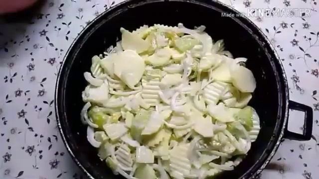 Рыба тушёная с овощами .