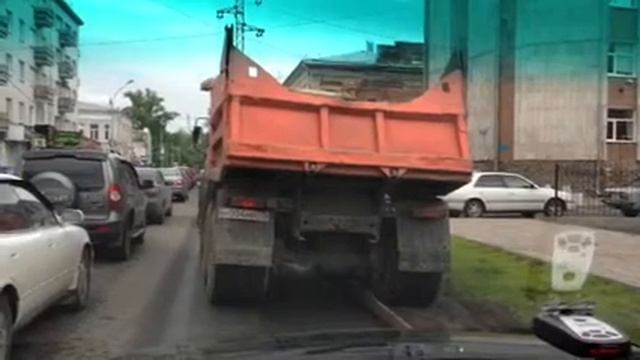 Езда грузовика по газону в Томске 04.07.13