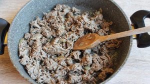 Пирог с мясом в духовке из дрожжевого теста
