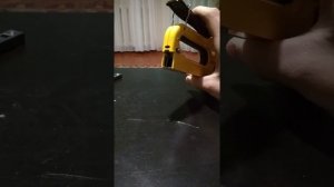Как зарядить мебельный (строительный) степлер