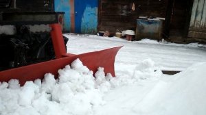 ЧИСТИМ СНЕГ САМОДЕЛЬНОЙ ЛОПАТОЙ НА МИНИТРАКТОРЕ.