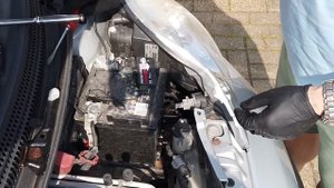 How To Change A Car Battery, Peugeot 107, Toyota Aygo, Citroen C1 City Bug