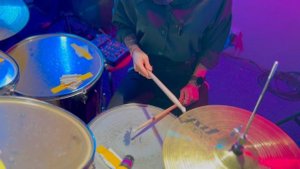 Выучить песню за 1 минуту на барабанах. Разбор песни QUEEN-Another one bites the dust(Drum tutorial