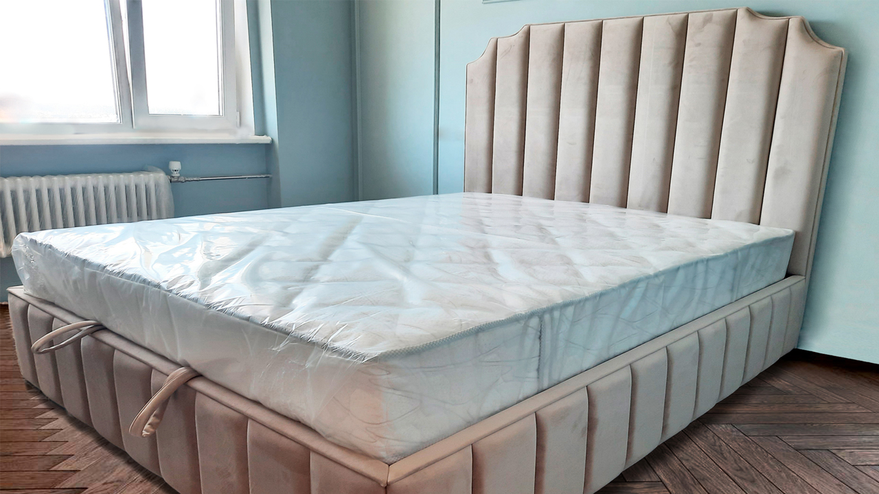 Кровать в бархатно-бежевом цвете Хэдж Дизайн / Headge design