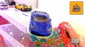 Машинки игрушки и Бассейн с шариками. Видео для детей. Кир Кар Тойс