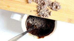 Кекс в чашке в микроволновке