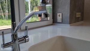 Столешница с монолитным подоконником и мойкой у окна, в санузел с двумя раковинами и два подоконник