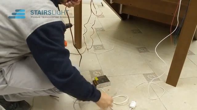 Инструкция | Монтаж автоматической подсветки Uzens на деревянный макета лестницы смотреть онлайн