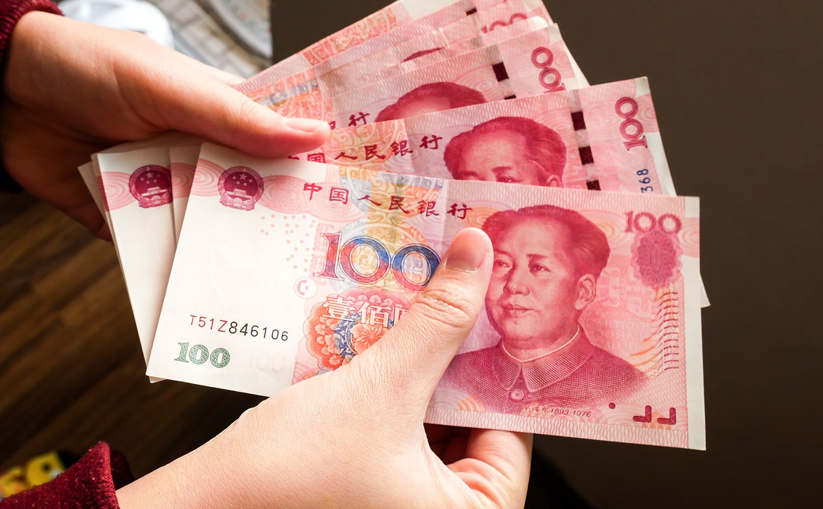 Доллар уходит в сторону: юань стал самой торгуемой валютой в России