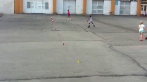 Групповая тренировка на роликовых коньках. Детский хоккей на роликах