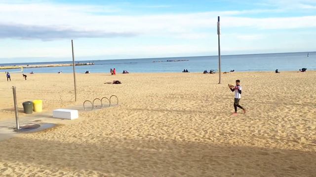 #1 Как в Барселоне на зимнем пляже отдыхают ⛱ 🏐 🏓 смотреть онлайн