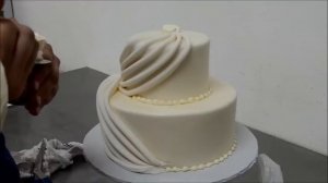 Make Wedding cakes with Roses