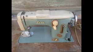 Раритетная швейная машинка ЛАДА с ножным и электроприводом на станине