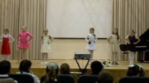 Танец в школе на День Матери