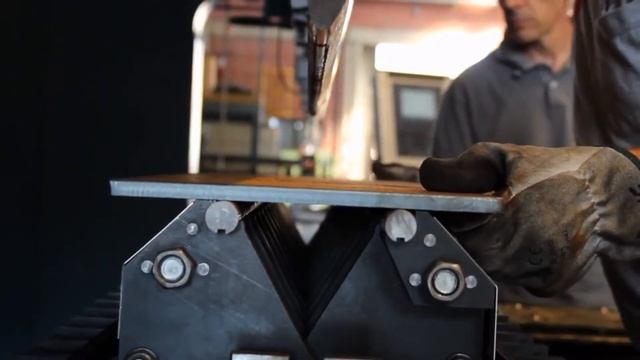 Гибка разнотолщинного листового металла с помощью регулируемой матрицы Rolleri Vario смотреть онлайн