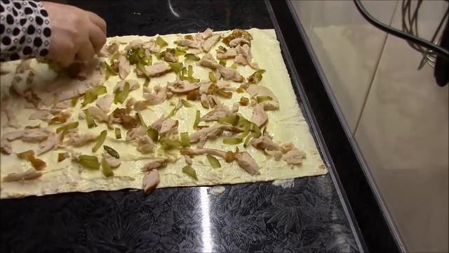 Рулет из лаваша с копченой курицей и сладким перцем отличная закуска для застолья.