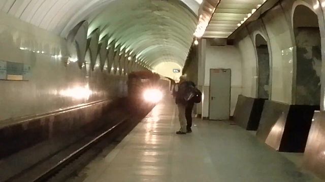 Электропоезд 81-717/714 "Номерной" на станции метро Павелецкая,Замоскворецкая линия смотреть онлайн