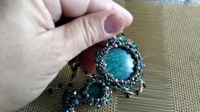 кулоны, броши, цепочки из бисера