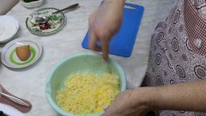 Легкий суп с сырными клецками.