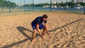 Высота стойки у принимающего игрока в момент выполнения подачи соперником в пляжном волейболе.