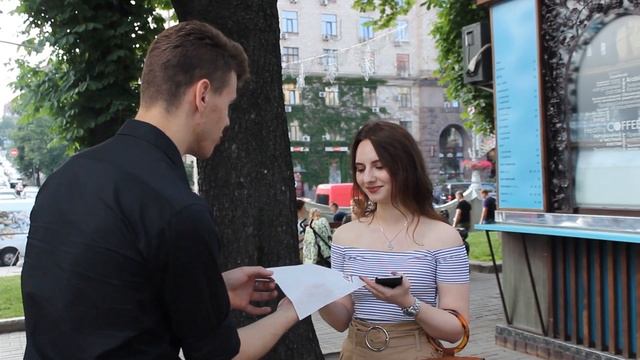 Бюст незнакомки. Дети трогают за грудь.