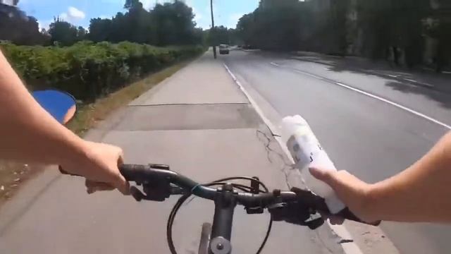 Велосипедист заметил, как водитель выкинул бутылку на проезжую часть и не поленился его проучить смотреть онлайн