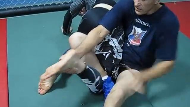 Как переходить от ущемления колена к работе на таз и на скрутку корпуса. смотреть онлайн