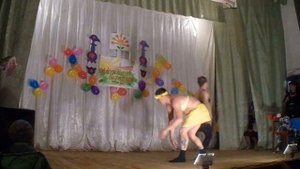 Деревенские парни исполняют танец маленьких лебедей