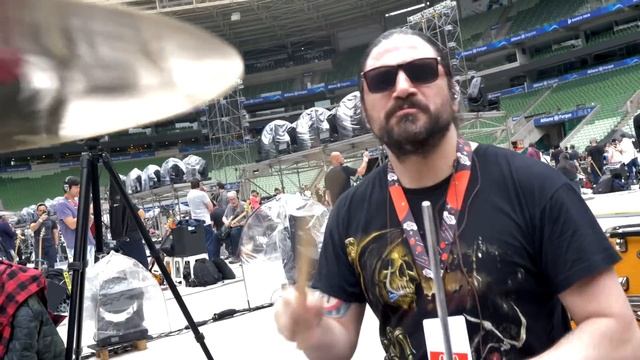 Slap bass with 200 DRUMMERS sounds INSANE смотреть онлайн