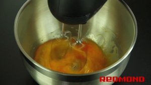 Омлет нежный в мультиварке REDMOND RMC-M4502