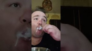 Влад Савельев чистит зубы шампунем