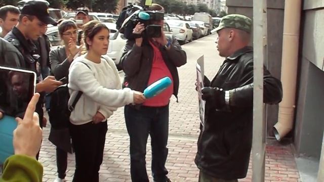 Охрана занервничала, вызвали полицию и телевидение. смотреть онлайн