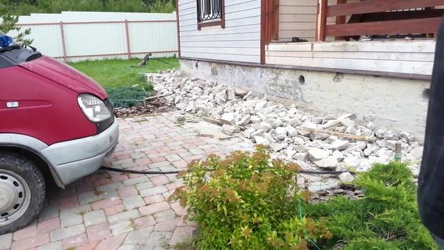 Демонтаж отмостки. Не правильную отмостку пришлось демонтировать.