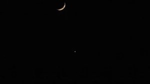 Луна и Венера на закате. Красиво!