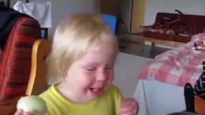 Девочка ест лук