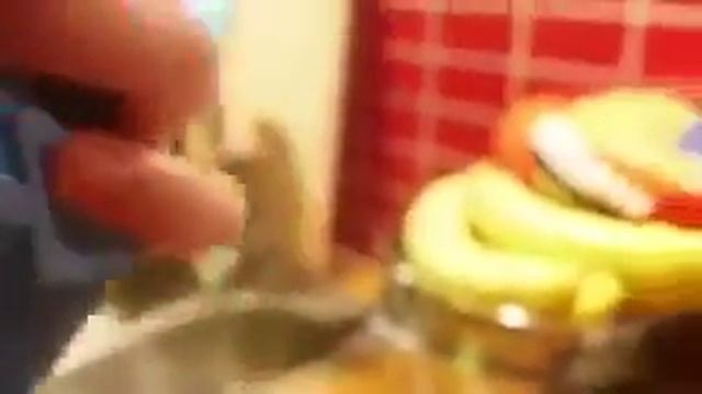 изделие для одинокого мужчины из резновой перчатки смотреть онлайн