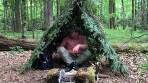 Building a bushcraft shelter from the rain in the Carpathians | Cooking bacon on fire