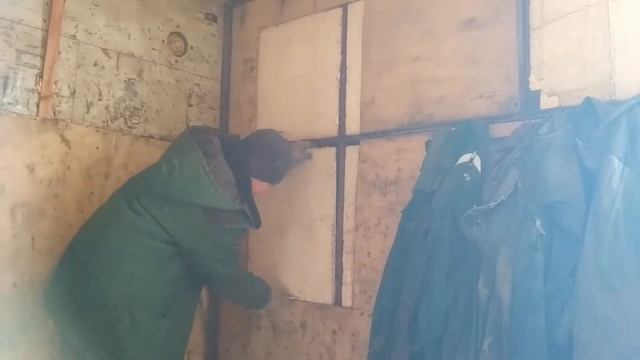 Как установить окно в бытовке?