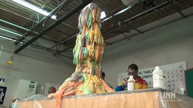 Гигантский столб из пенополиуретана смотреть онлайн