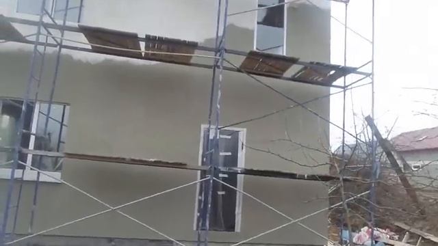 Фактурная штукатурка на фасаде дома.! Нанесение грунт краски ceresit СТ 16 валиком.