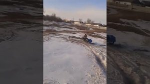 Мотоцикл Урал валит по снегу