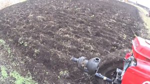 Пробую доработанный плуг, повесил противовес на передок мотоблока, перетащил стеллаж в кладовку