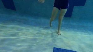 Мы в бассейне cнимаем под водой. Лето 2020.